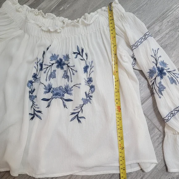 2/$20 American Eagle Ebroidered Peasant Top M - Picture 9 of 12